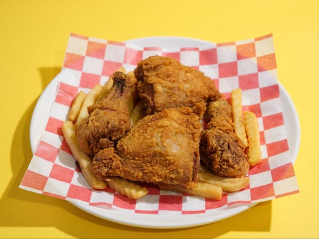 20. 4 Pc Dark with Side/Drink/Biscuit.